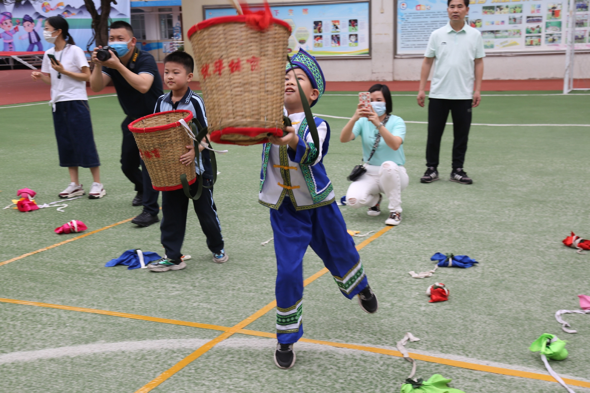 南宁市星湖小学一二年级的学生开展壮族竞技项目"背篓绣球".路蕊蔚 摄