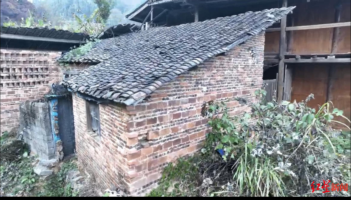  ↑左起：厕所、空坟、偏房、木屋