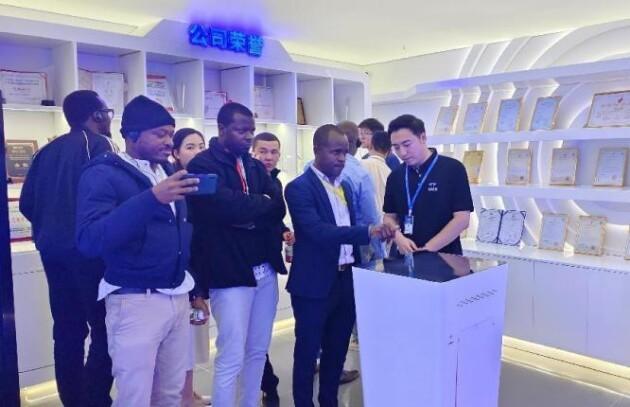 上合组织十国伙伴体验无介质全息展示终端