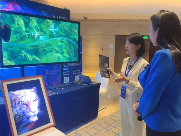 *图为现场接受新华社采访