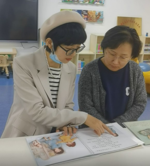 许立春老师向中国盲文图书馆借阅部主任朴老师讲《龙的图书馆》