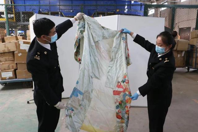 济南海关退运1.8吨旧和服，属我国禁止进口的洋垃圾