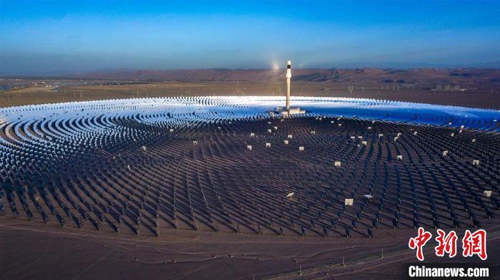 　　在甘肃省敦煌市光电产业园区内，万余面定日镜以同心圆状围绕着260米高的吸热塔。(资料图) 王斌银 摄