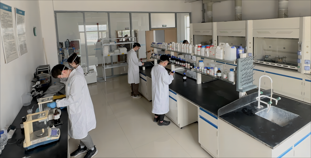 爱彼爱和新材料有限公司技术人员在实验室工作.(资料图片)