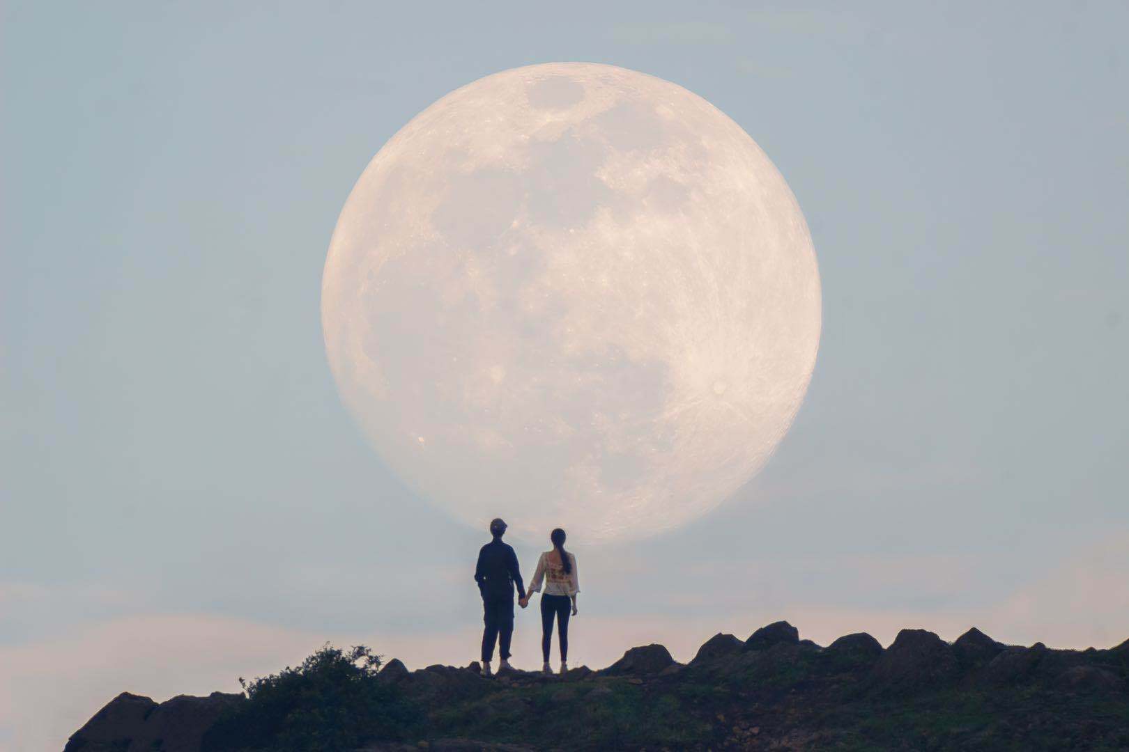 超级月亮与家人相呼应（摄影师：Tea-tia、罗弘扬）