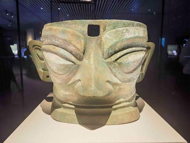 展出的文物铜人面具.中青报·中青网记者 王海涵/摄