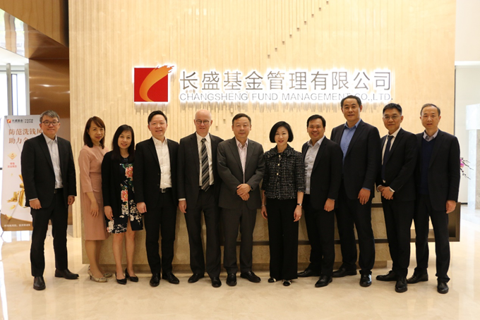 外方嘉宾在公司总部参观交流