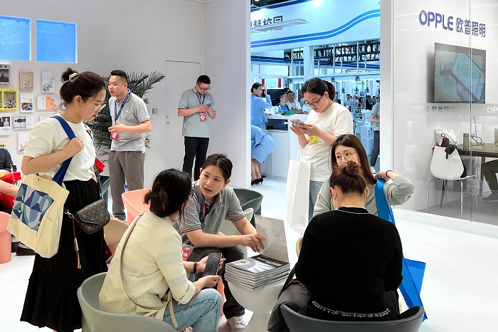 欧普照明展台 观众深入了解智能照明解决方案