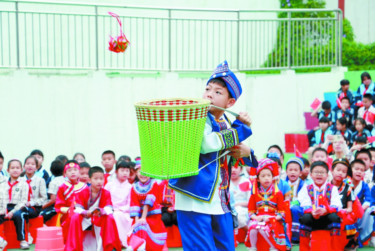 南宁市壮锦学校的学生背篓接绣球.校方供图