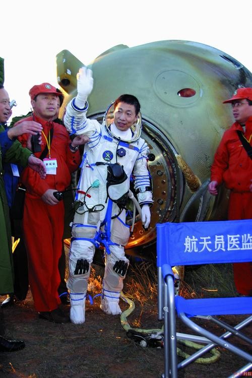 神舟五号航天员杨利伟成功着陆 图片来源:网络报道
