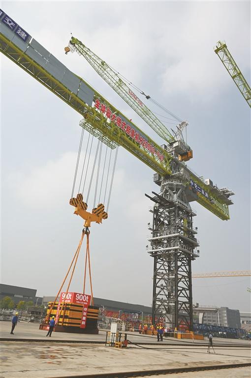 「稳增长 促发展 强信心」全球"塔机之王"常德下线 可一次将500辆小