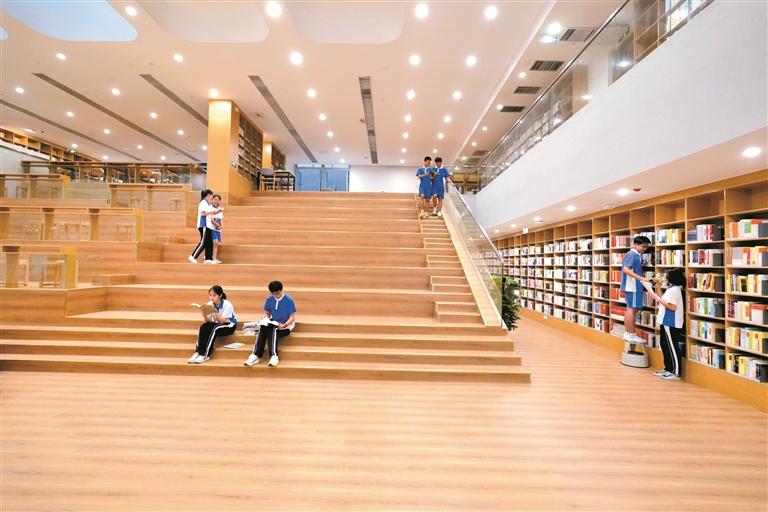 福海中学图书馆.深圳晚报记者 严文婷 摄