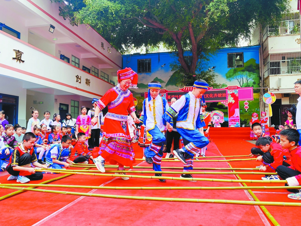 南宁市共和路小学师生共跳竹竿舞.校方供图