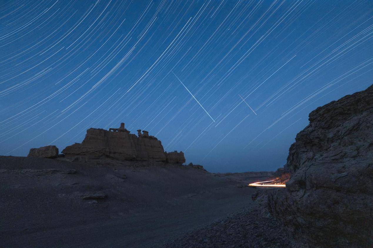 流星雨与星轨照片（摄影师：王永辉）