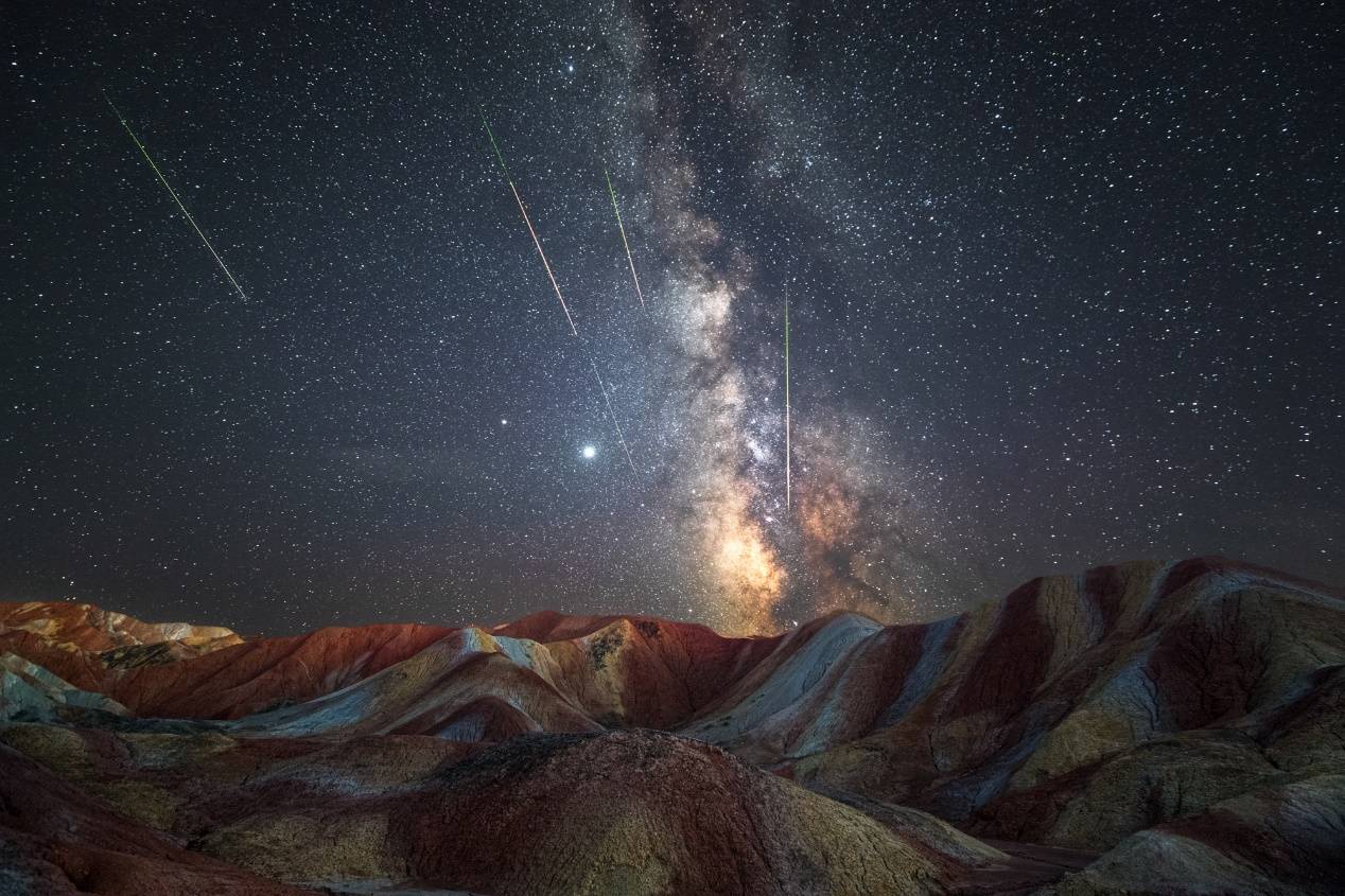 英仙座流星雨（摄影师：戴建峰）