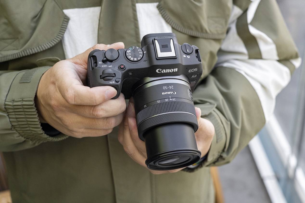 佳能EOS R8同样有优秀的画质表现，而且机身轻巧，是长时间外出拍摄的轻量化选择