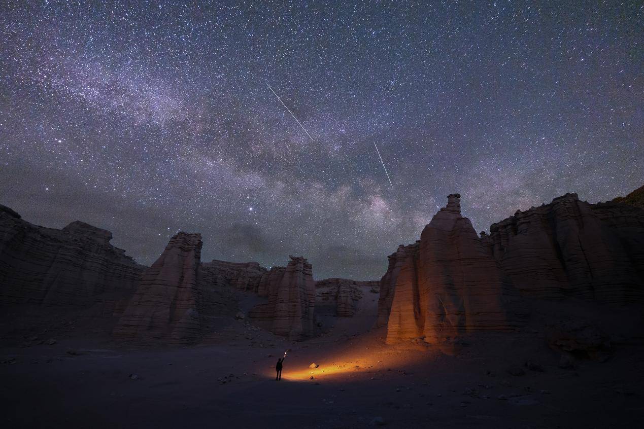 拍摄流星雨尽量选择广角镜头，更容易拍到流星（摄影师：王永辉）