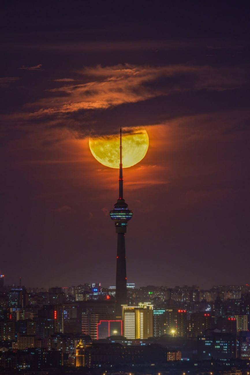 超级月亮穿行在云间（摄影师：光影）