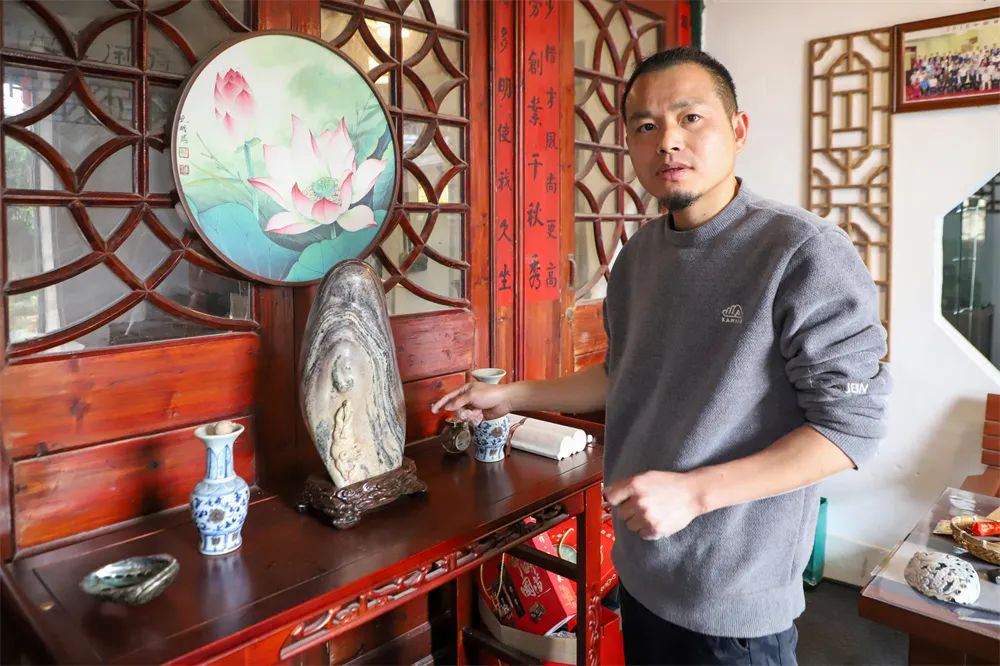 今年43岁的林贤乐,出生于琯头镇,自幼喜爱绘画,从事石雕创作已有20多