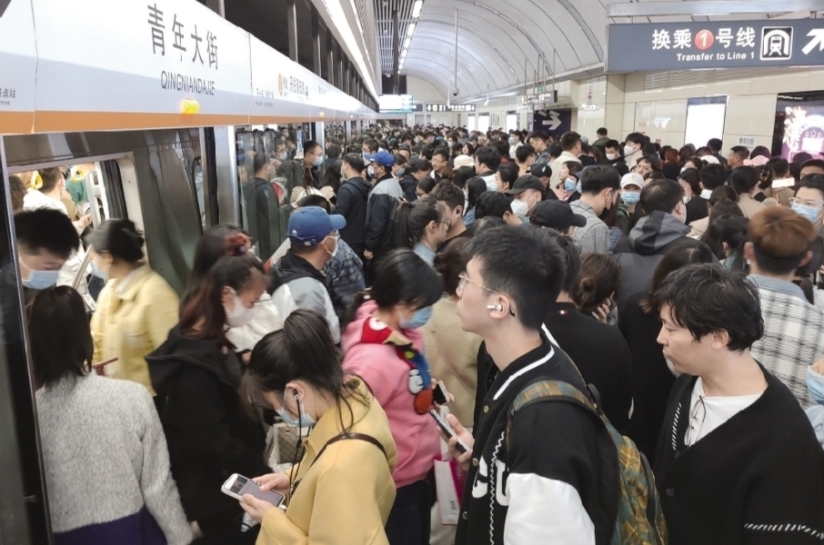 &nbsp;4月19日晚高峰时段,在沈阳地铁青年大街站,大量乘客正在进出