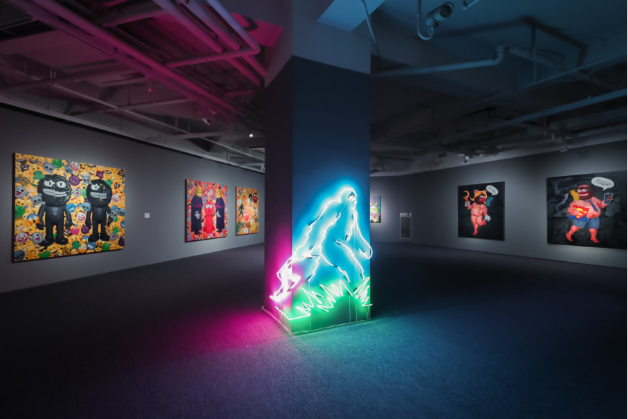 展览中的作品无论是语言、材料，还是从画面的节奏，色彩的构成，都形成了新的趣味性。第二展厅中，绘画