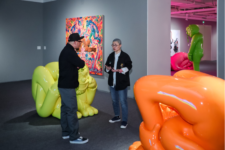 “我们生活在物的世界，它既不是动物植物，而是像热带丛林大量繁衍的人造物，不断围困人，我们更像身处其中的现代新野人” ?