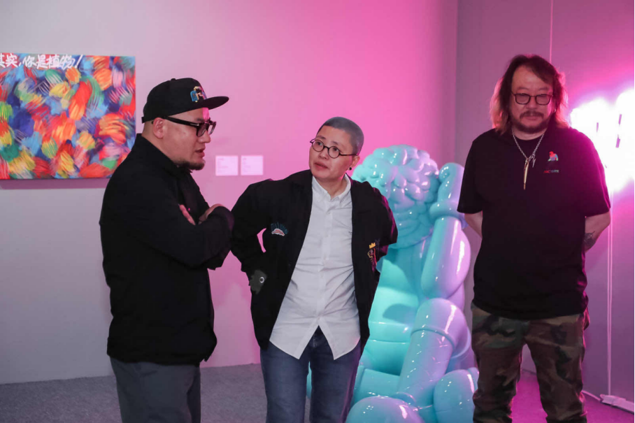 “我们生活在物的世界，它既不是动物植物，而是像热带丛林大量繁衍的人造物，不断围困人，我们更像身处其中的现代新野人” ?