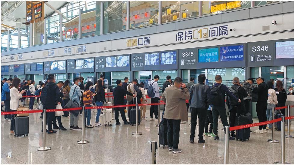 4月10日,西安咸阳国际机场t3航站楼安检口,旅客排队等待安检.