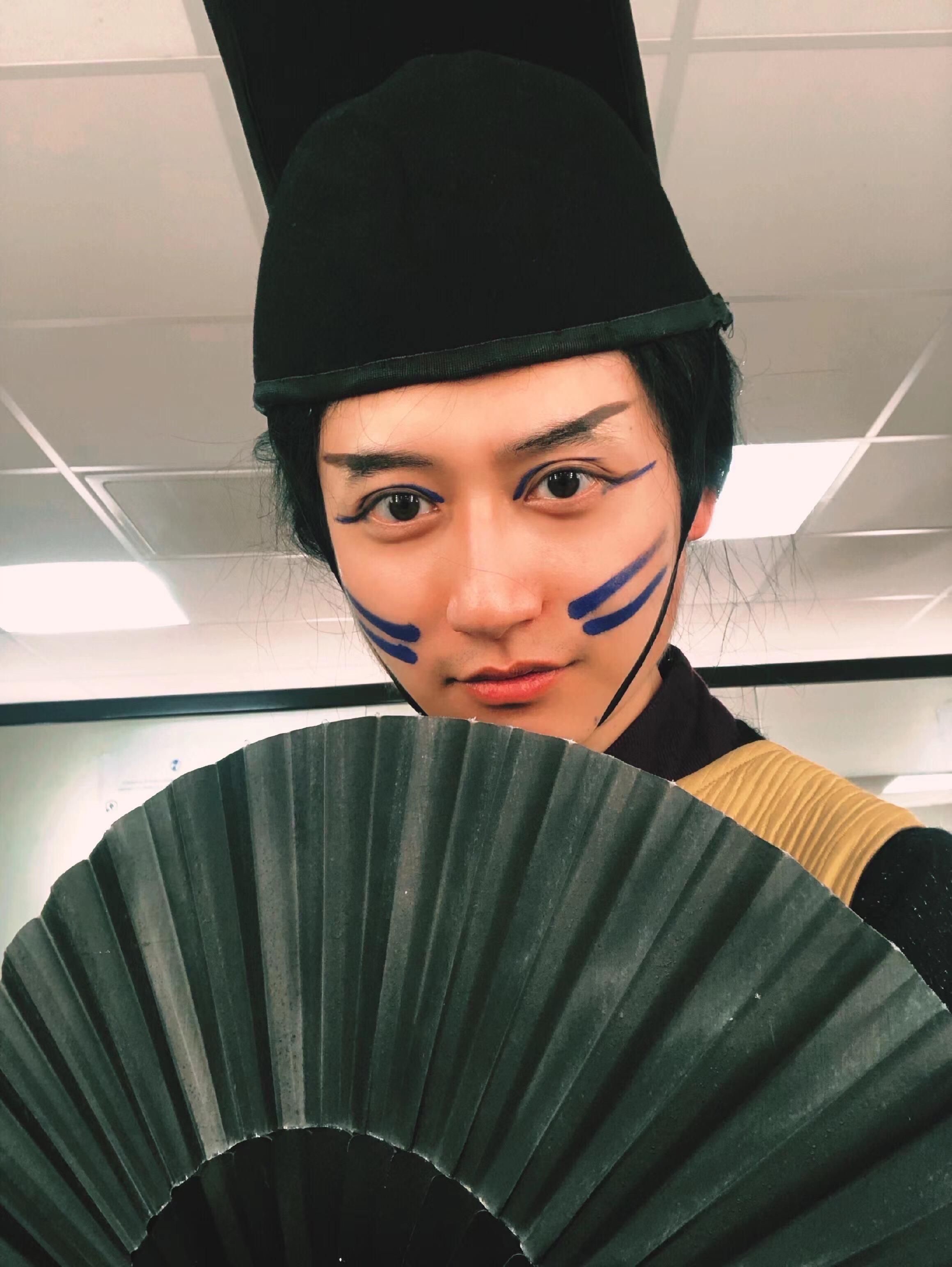 青年男高音孙泽麟饰演大臣“彭