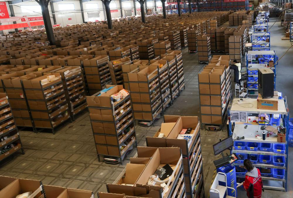 京东集团拉萨仓库一角的忙碌场景(3月7日摄).新华社记者姜帆 摄