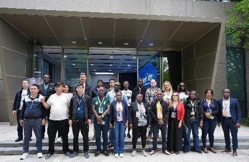 上合组织十国伙伴市北高新AI体验馆合影