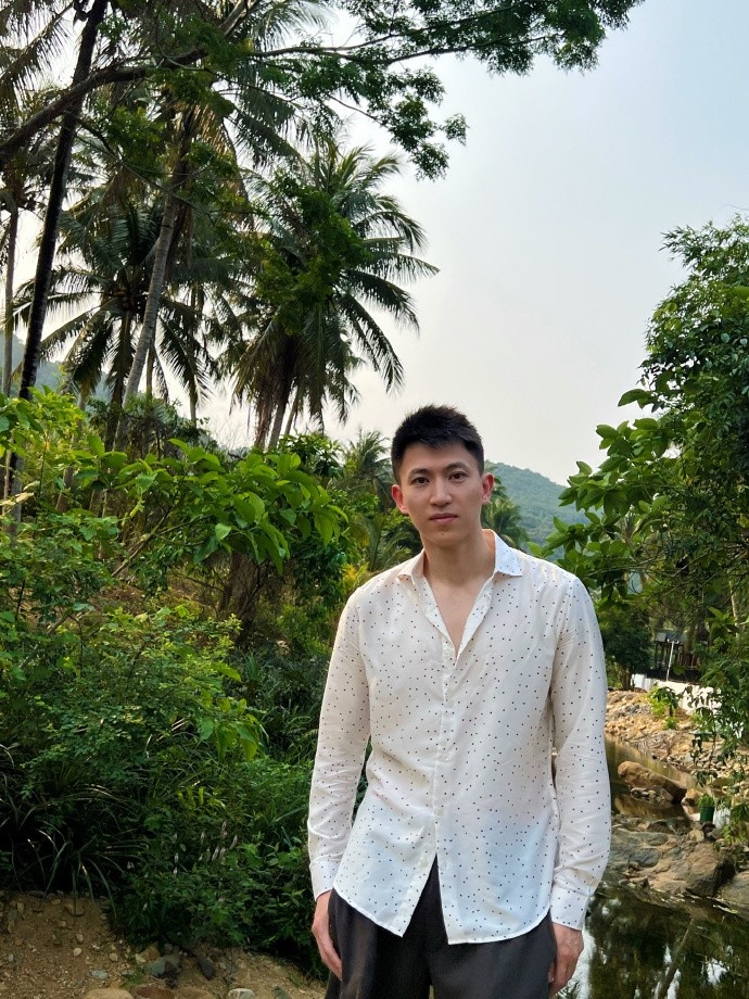 刘晓宇晒休闲帅照:假期?【爱哟网】