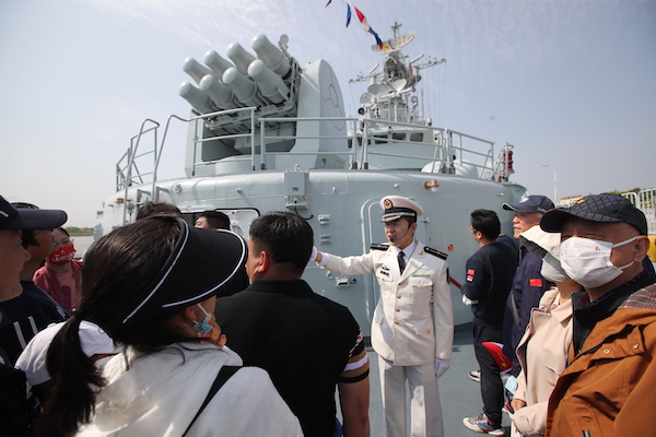 图说:嘉兴舰上,观众接受最生动的国防教肓&nbsp;吴健 摄