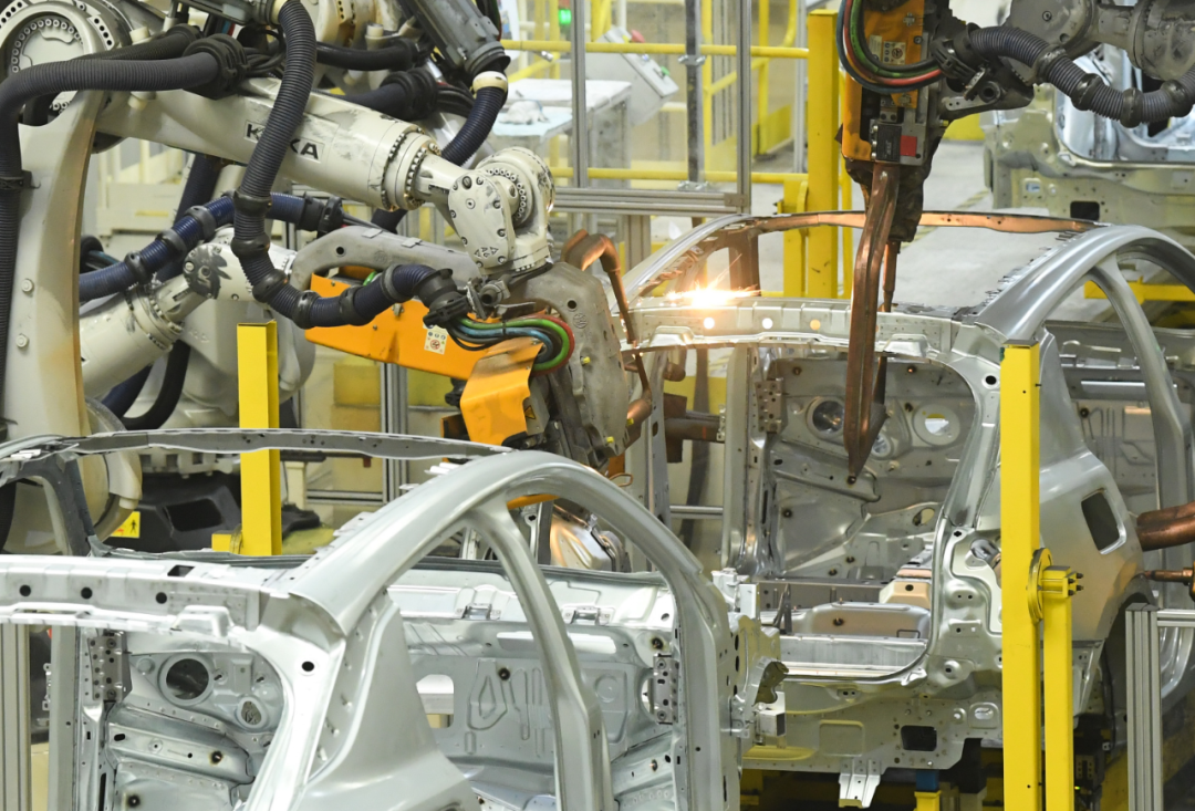 4月11日,智能机器人在领克汽车宁波余姚工厂焊装车间工作.