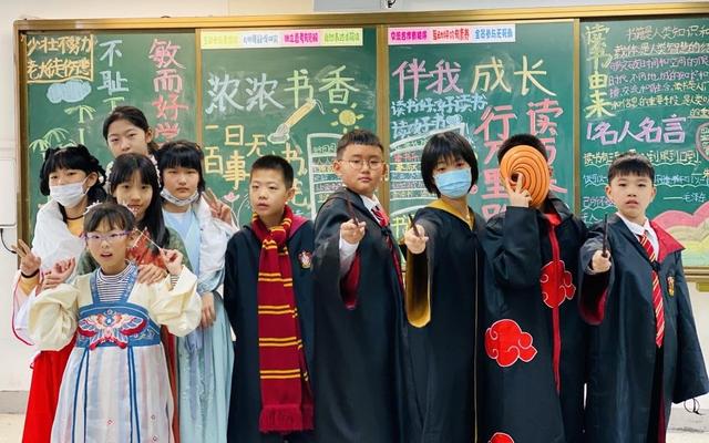 身穿自己所喜爱的书中人物服装的怡海小学学生.学校供图