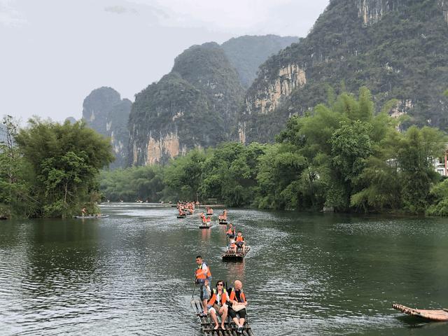 在遇龙河上坐竹筏漂流的游客. 图/九派新闻温艳丽