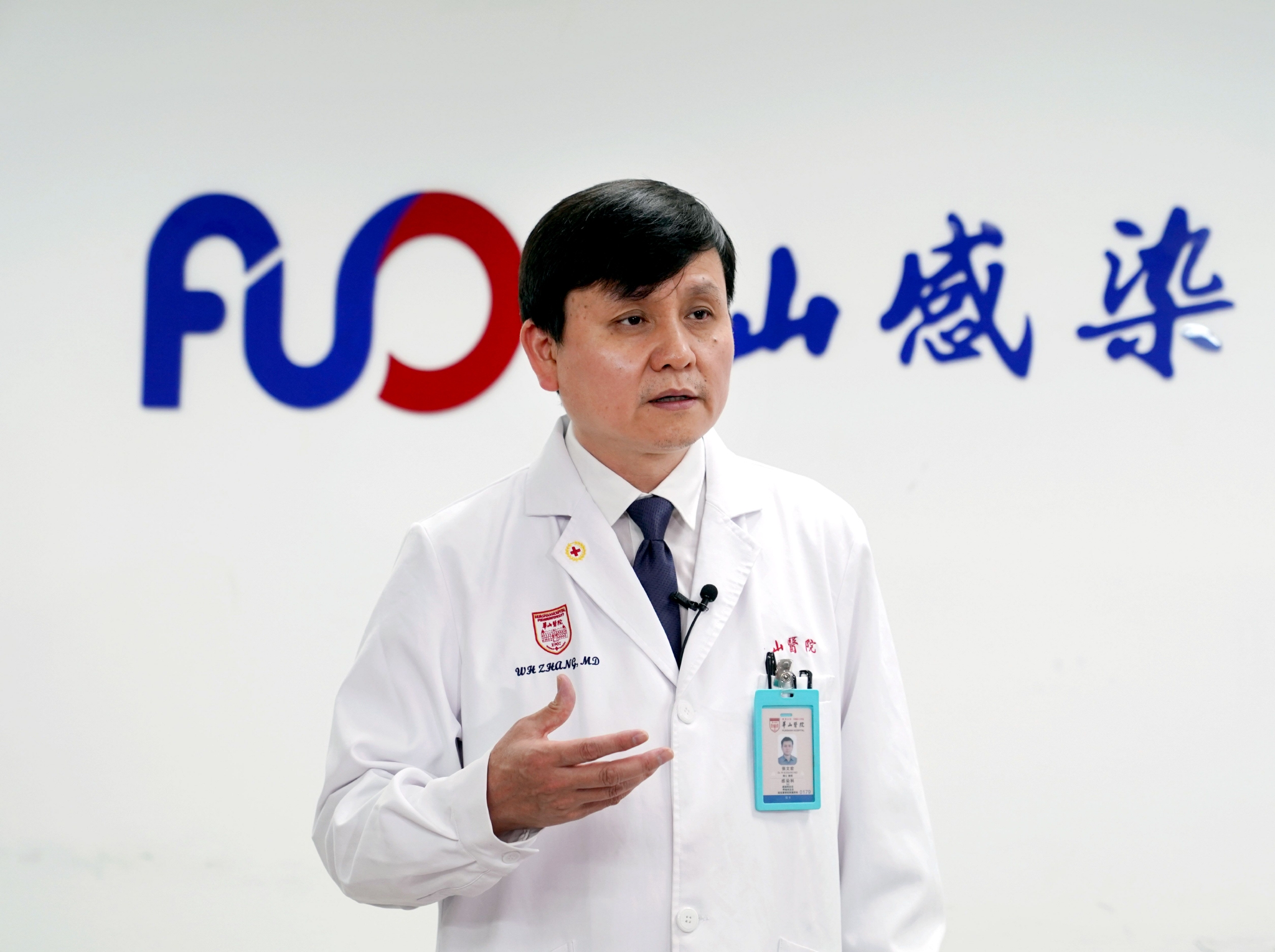 复旦大学附属华山医院感染科主任张文宏做了题为《新冠二次感染》的