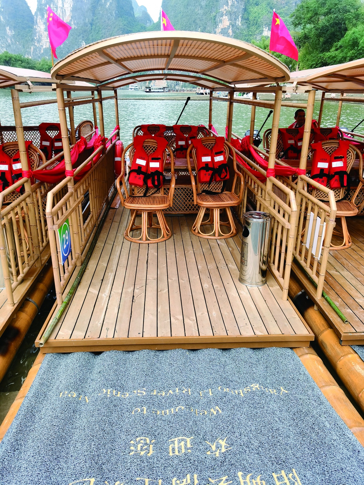 排筏上配有救生设备,垃圾桶.记者 唐晓燕 摄