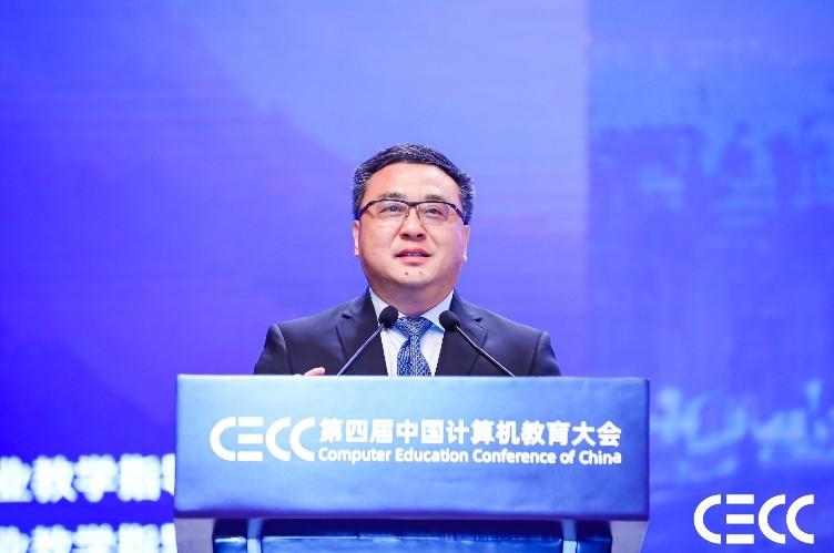 中国工程院外籍院士，清华大学智能产业研究院院长张亚勤教授作大会报告