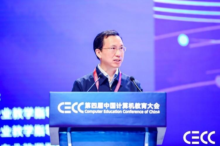 图：大会共同主席、同济大学校长郑庆华教授主持开幕式