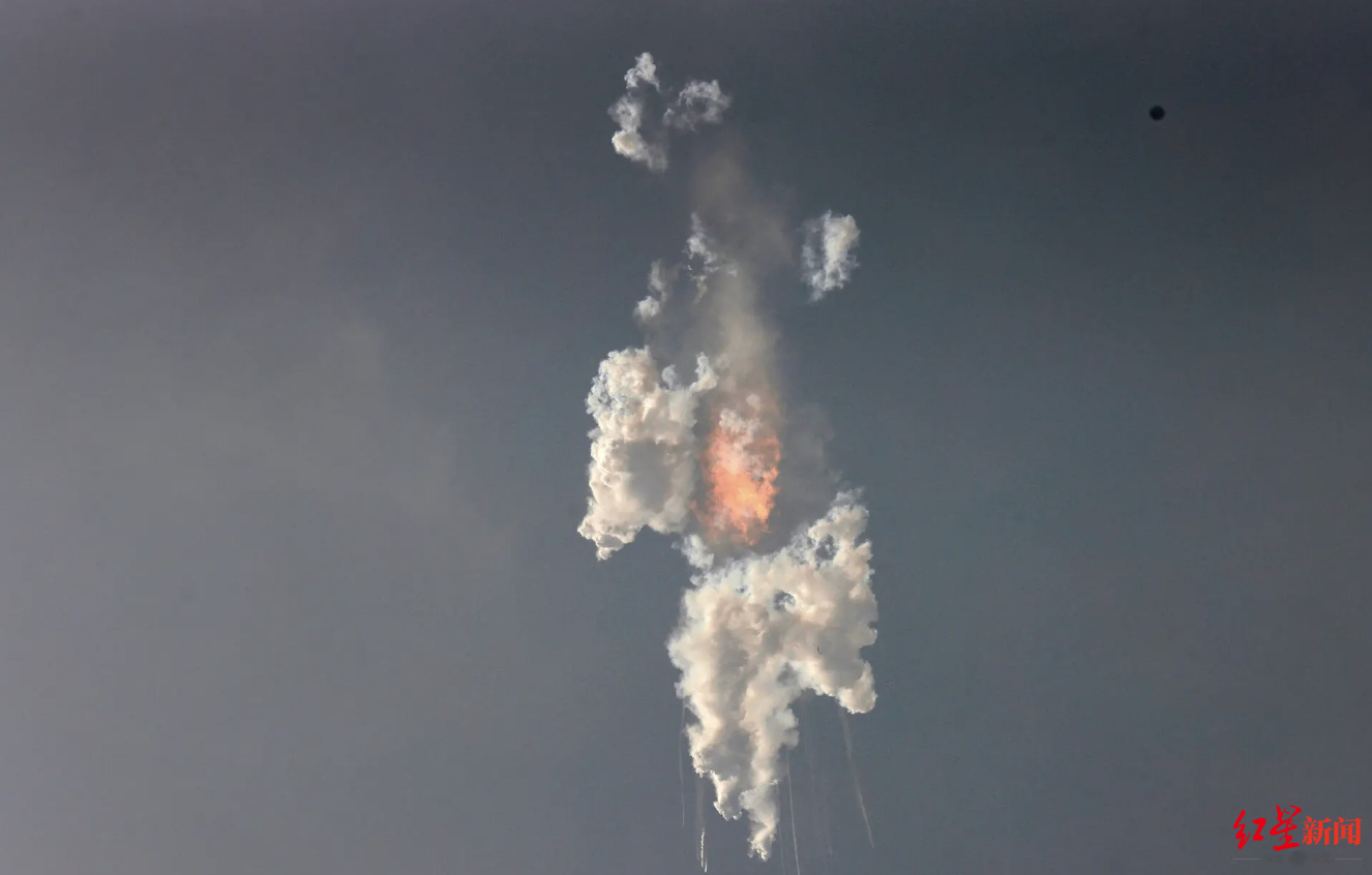 ↑“星舰”重型运载火箭在发射升空3分钟后，于墨西哥湾上空发生非计划内的解体