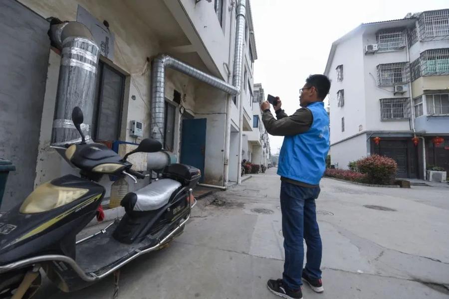 网格员巡查时用手机拍照并上传至政务app管理平台