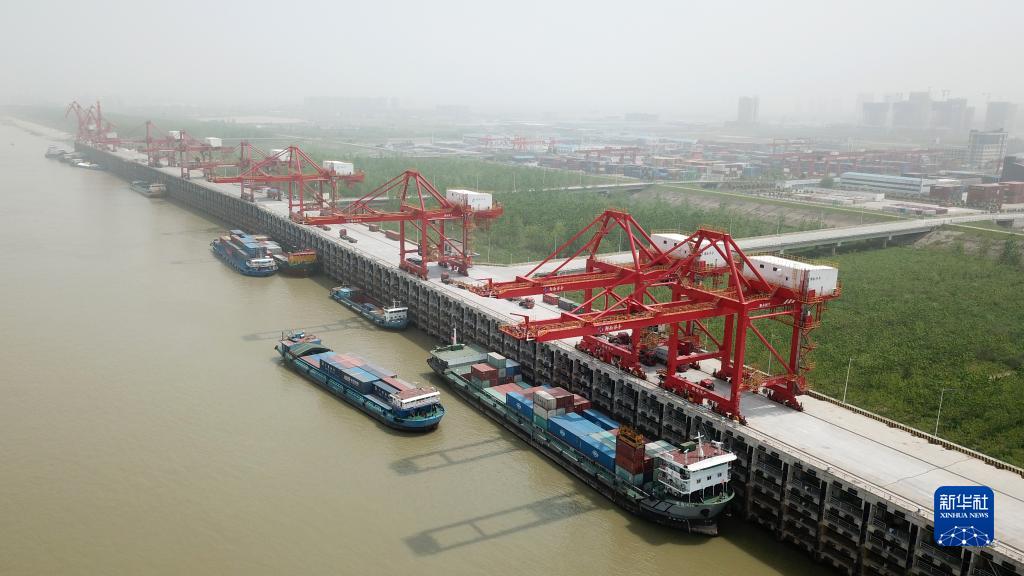 这是4月12日在湖南岳阳拍摄的城陵矶港国际集装箱码头(无人机照片).