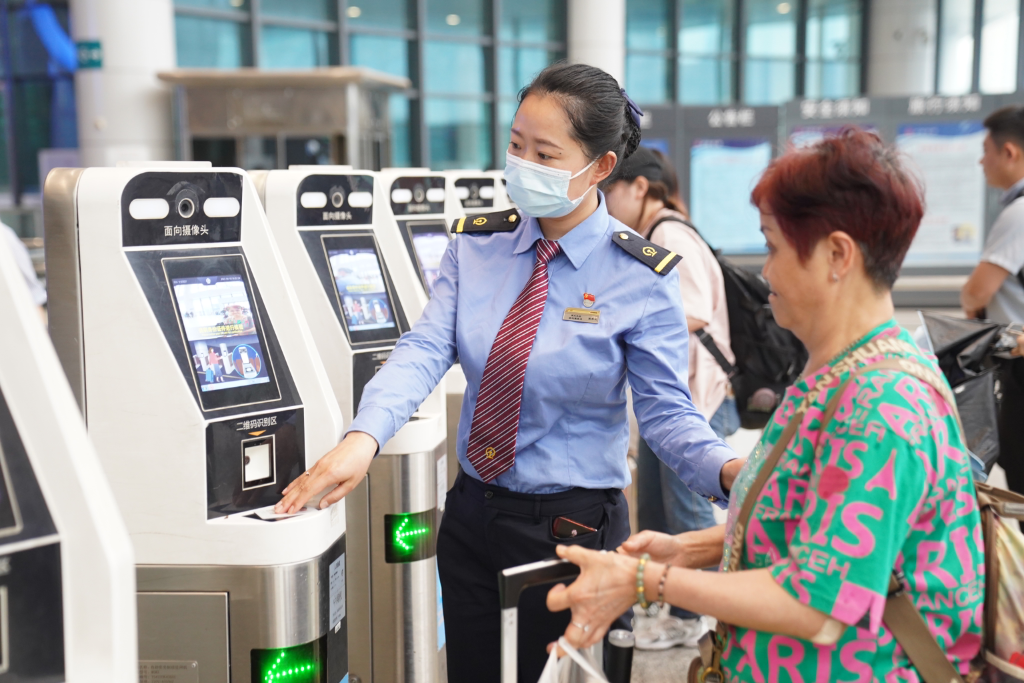 工作人员帮助旅客购买发票.通讯员 汪亮 摄