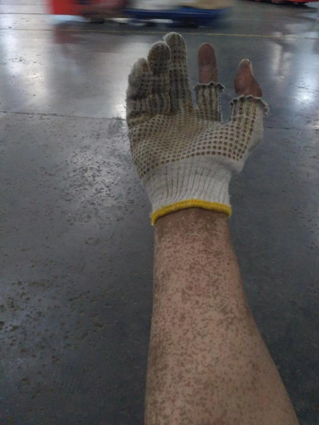 作念德邦理货员技能，灰尘混杂着汗液，在胡安焉手臂上留住的污渍   受访者供图