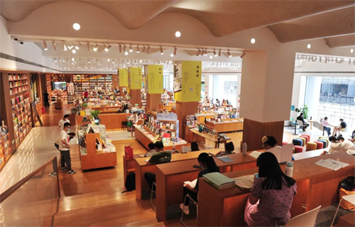 市民在璞玉书店看书