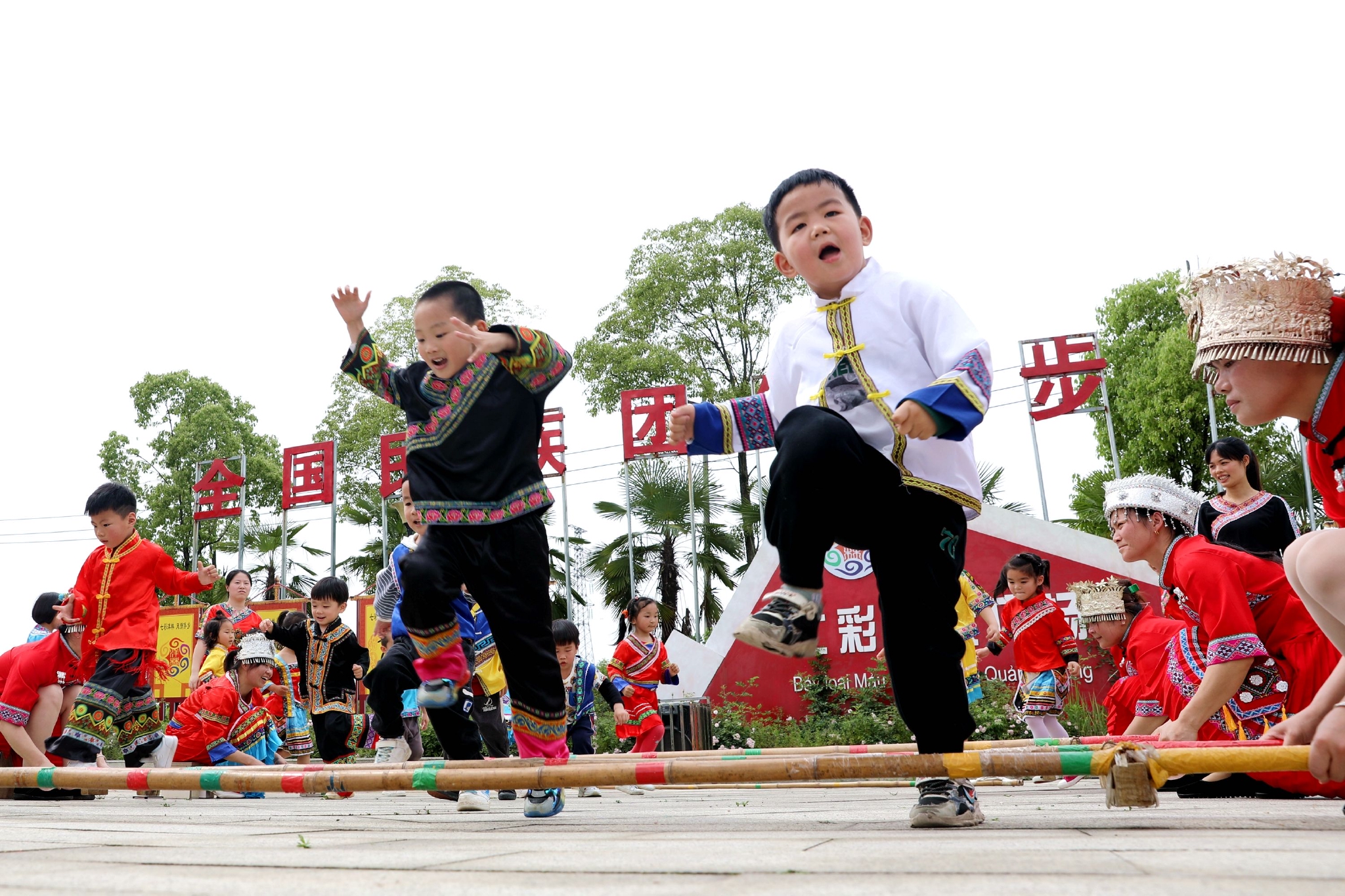 县第六幼儿园的孩子们正在学跳竹竿舞