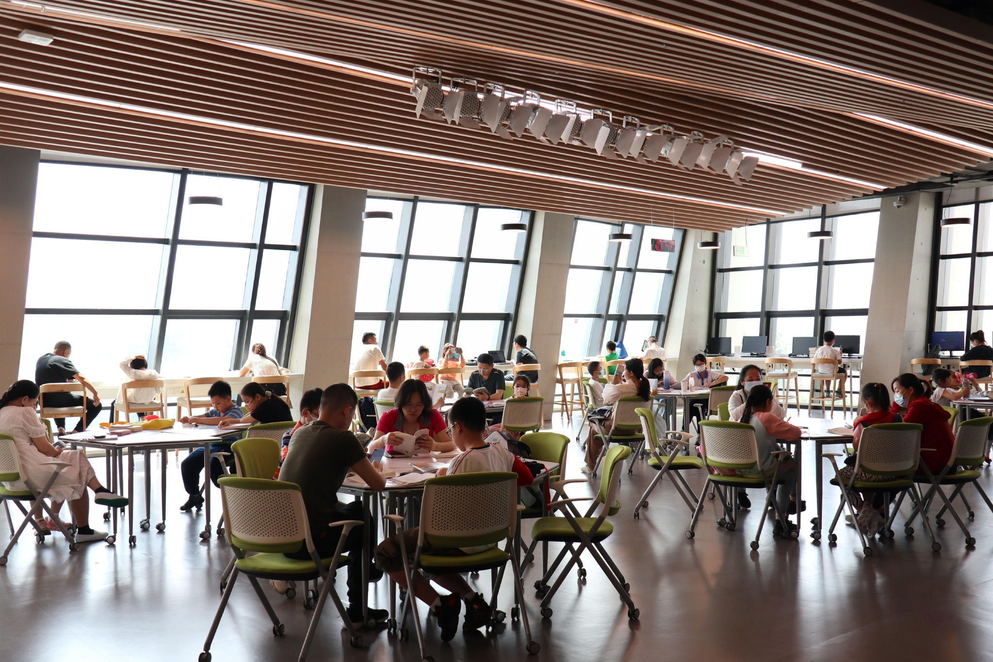 图为深圳市坪山区图书馆阅读区.新华社记者印朋 摄