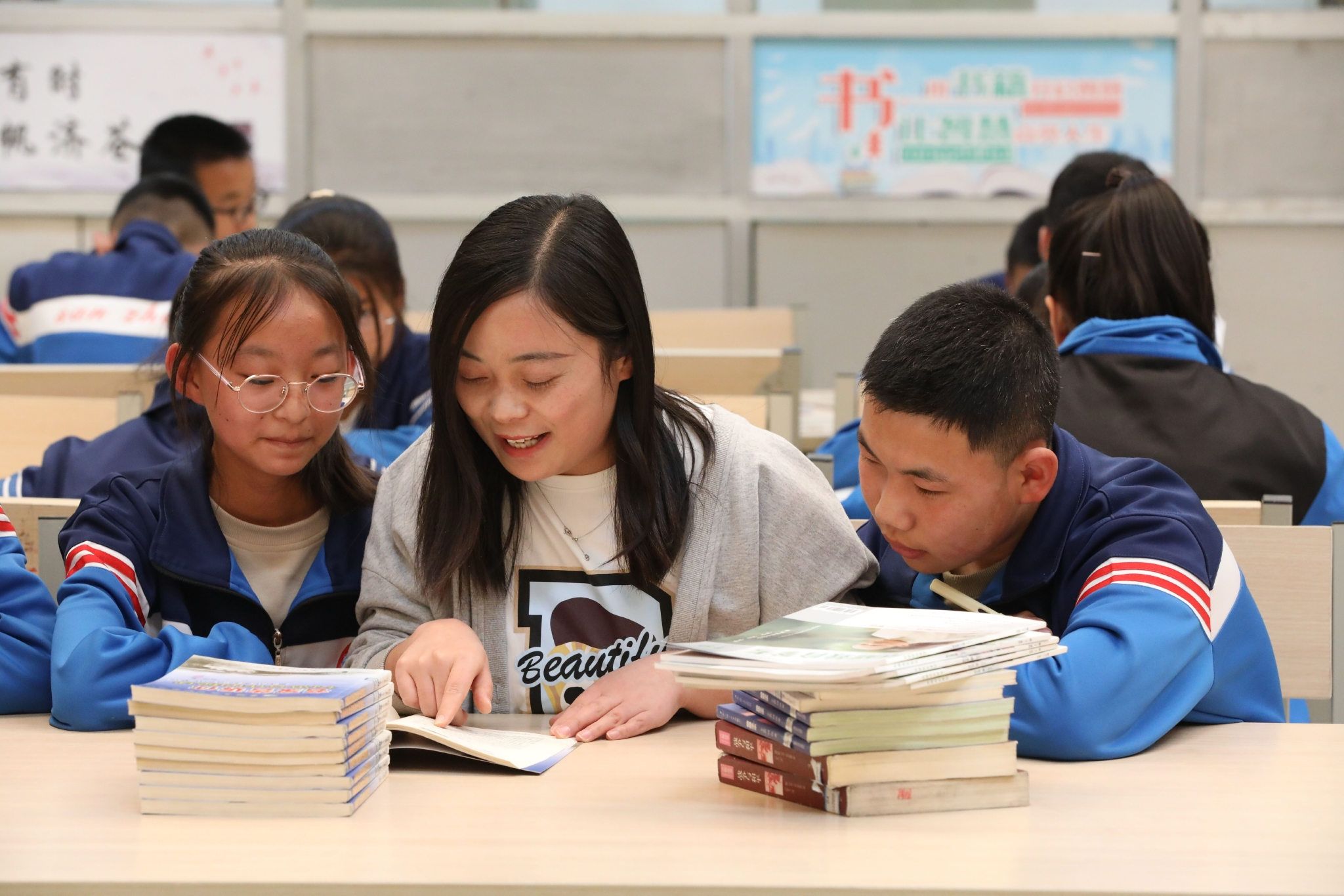 民乐县第三中学教师和学生一起阅读.王晓泾摄