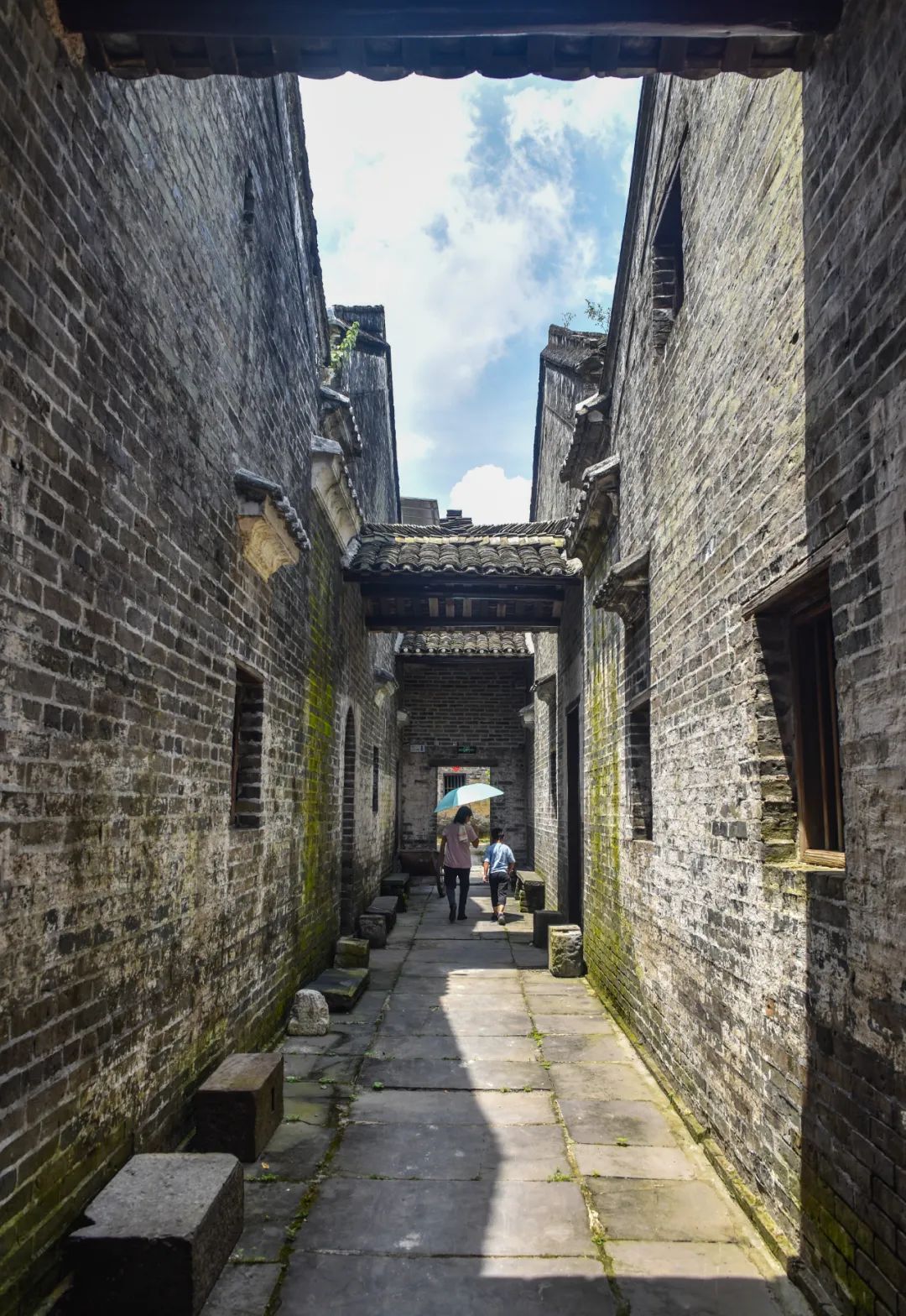 连州市东陂镇西塘村游客在原广东省立文理学院办学旧址(华南理工大学